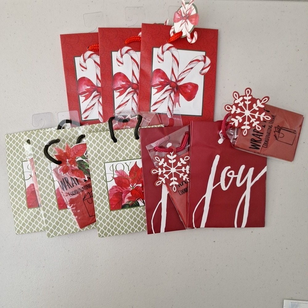 LOT OF 8 NEW VINTAGE CHRISTMAS GIFT BAGS w/ Tags and Tissue Paper 5.5" x 4.25"